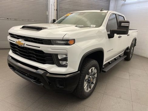 Used 2026 Chevrolet Silverado 2500 Custom image 3