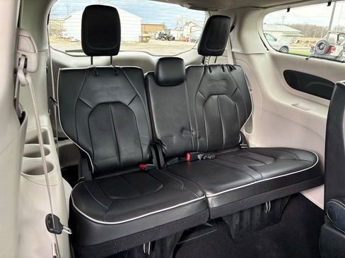 Used 2023 Chrysler Pacifica Limited FWD image 15