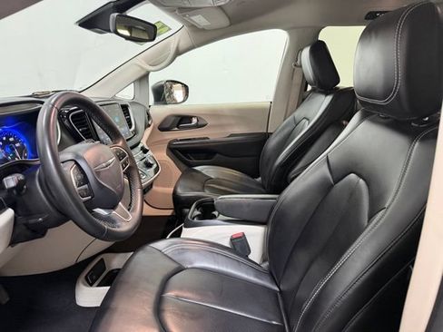 Used 2023 Chrysler Pacifica Touring-L FWD image 12