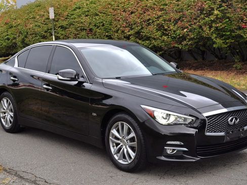 Used 2017 INFINITI Q50 2.0t w/ Moonroof Package image 3