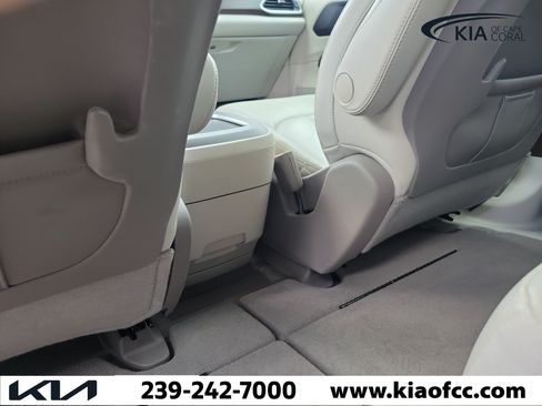 Used 2020 Chrysler Pacifica Touring-L Plus FWD image 14