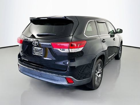Used 2017 Toyota Highlander LE FWD image 7