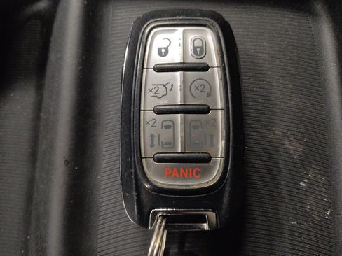Used 2017 Chrysler Pacifica Touring-L FWD image 32