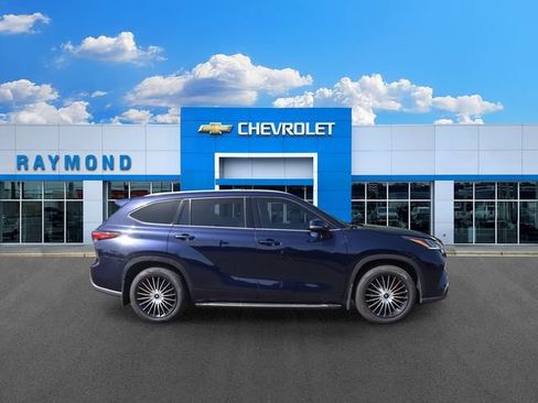 Used 2021 Toyota Highlander Platinum AWD/4WD image 2