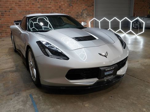Used 2018 Chevrolet Corvette Stingray Coupe RWD image 4