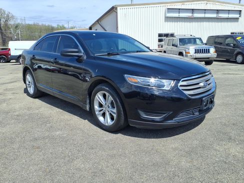 Used 2018 Ford Taurus SE image 1