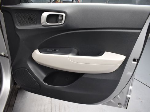 Used 2023 Hyundai Venue SEL image 18