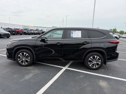 Used 2021 Toyota Highlander XLE AWD/4WD image 3
