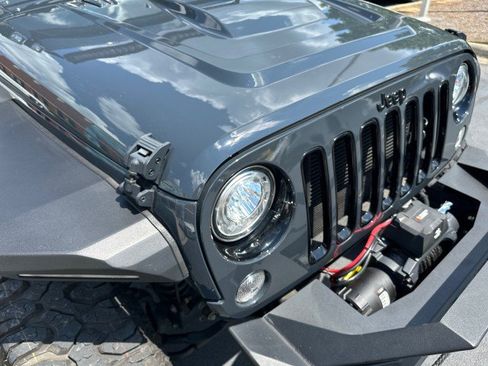 Used 2018 Jeep Wrangler Unlimited Sahara AWD/4WD image 14