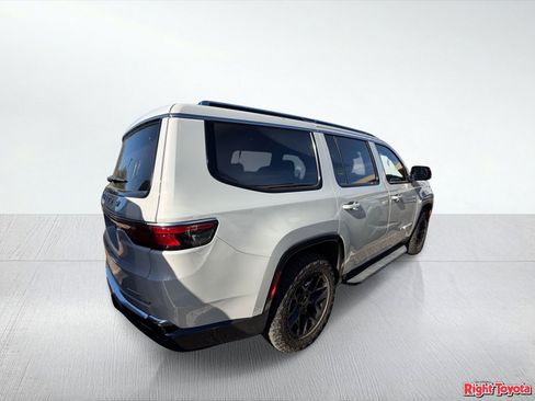 Used 2022 Jeep Wagoneer Series II RWD image 4