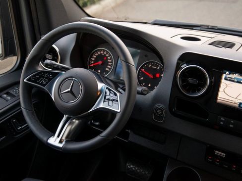 Used 2025 Mercedes-Benz Sprinter 2500 image 17