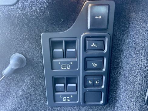 Certified 2025 Land Rover Discovery Metropolitan Edition AWD/4WD image 39