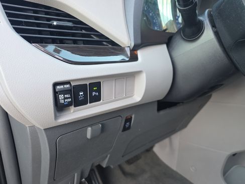 Used 2018 Toyota Sienna XLE Premium image 16