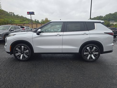 New 2025 Mitsubishi Outlander SE image 7