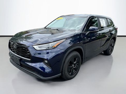 Used 2023 Toyota Highlander LE FWD image 3