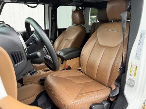 Used 2016 Jeep Wrangler Unlimited Sahara w/ Connectivity Group AWD/4WD image 12