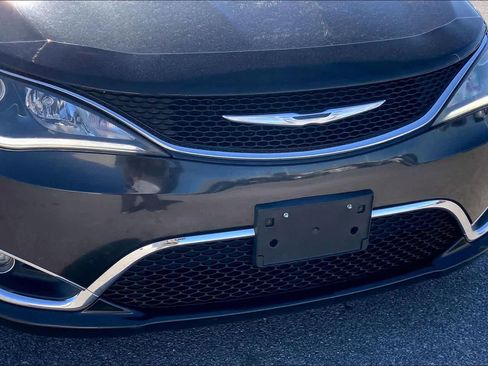 Used 2017 Chrysler Pacifica Limited image 30