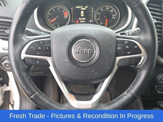 Used 2018 Jeep Cherokee Latitude Plus w/ Cold Weather Group AWD/4WD image 11