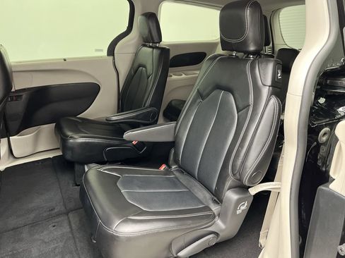 Used 2024 Chrysler Pacifica Touring-L image 10