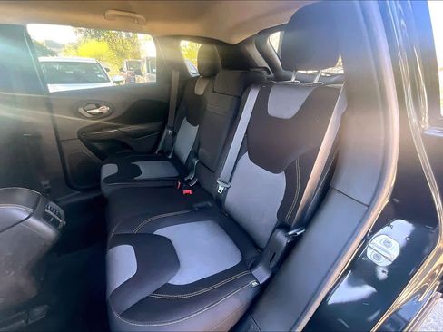 Used 2015 Jeep Cherokee Sport image 18