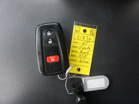 Used 2025 Toyota RAV4 XLE AWD/4WD image 29
