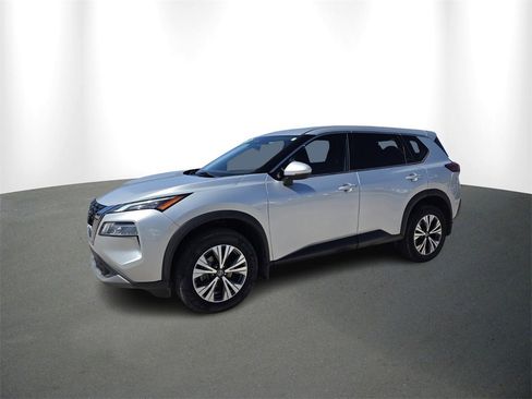 Used 2021 Nissan Rogue SV image 2