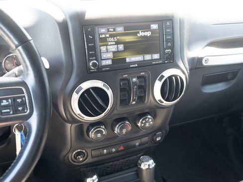 Used 2018 Jeep Wrangler Unlimited Sahara AWD/4WD image 3