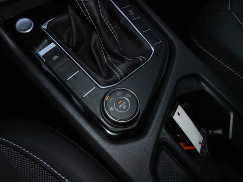 Used 2024 Volkswagen Taos SE image 28