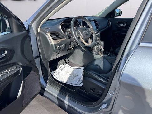 Used 2016 Jeep Cherokee Limited image 8