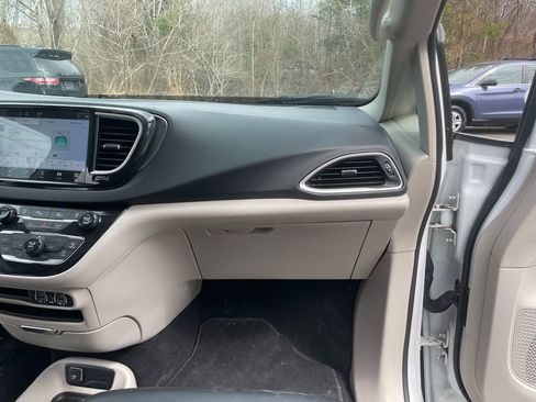 Used 2023 Chrysler Pacifica Touring-L image 28