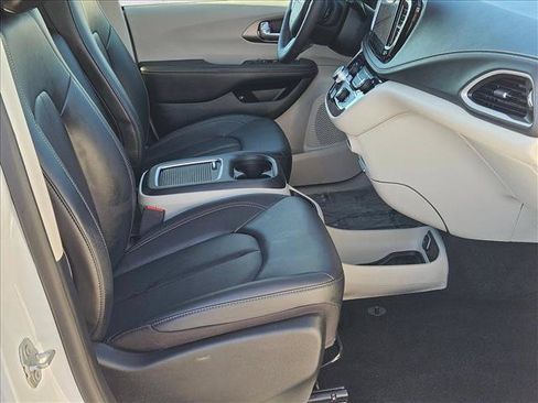 Used 2024 Chrysler Pacifica Limited FWD image 21