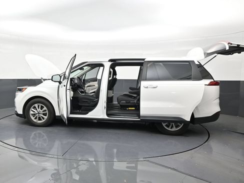 Used 2024 Kia Carnival LX FWD image 30