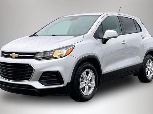 Used 2022 Chevrolet Trax LS w/ Tint and Cruise Package FWD image 2