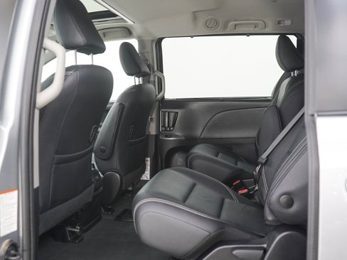 Used 2020 Toyota Sienna SE w/ Carpet Mat Package FWD image 21