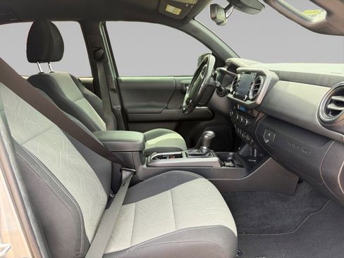 Used 2022 Toyota Tacoma TRD Sport w/ Technology Package image 2