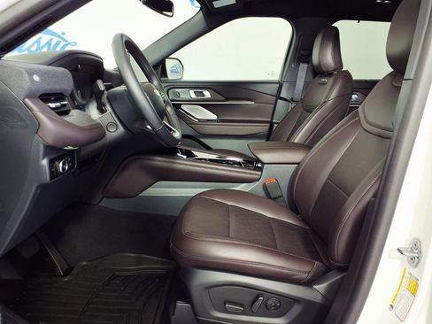 Used 2025 Ford Explorer Platinum RWD image 7