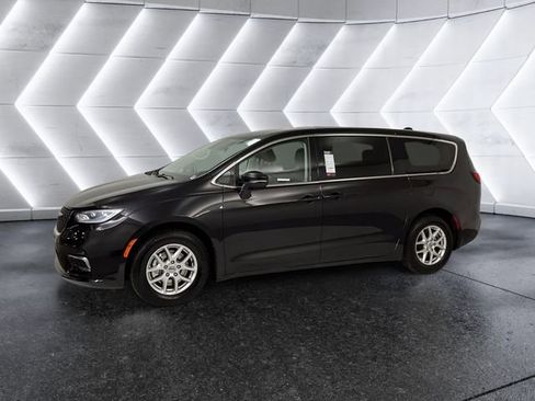 Used 2023 Chrysler Pacifica Touring-L image 3