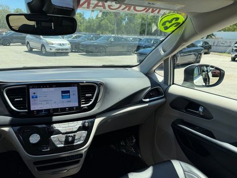 Used 2023 Chrysler Pacifica Touring-L image 36