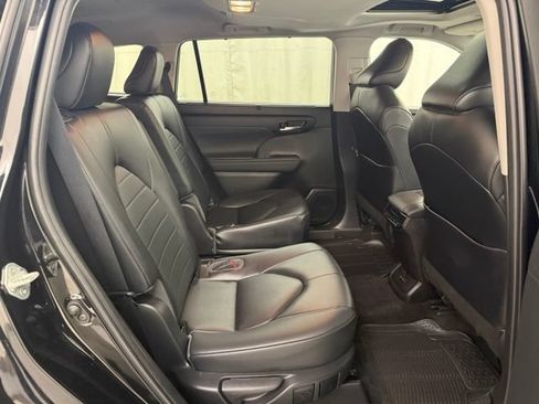 Used 2023 Toyota Highlander XLE AWD/4WD image 20