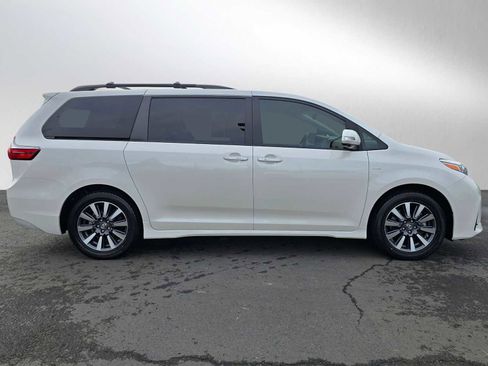 Used 2019 Toyota Sienna Limited Premium image 4