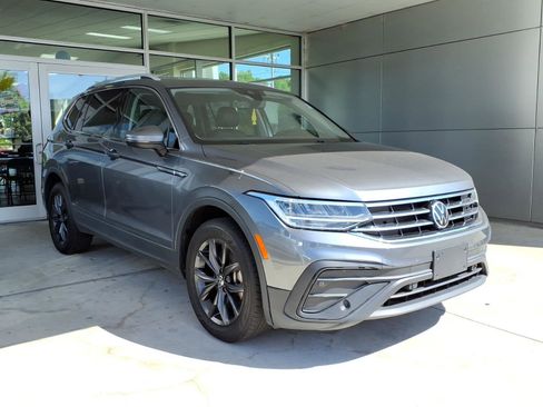 Used 2023 Volkswagen Tiguan SE FWD image 1