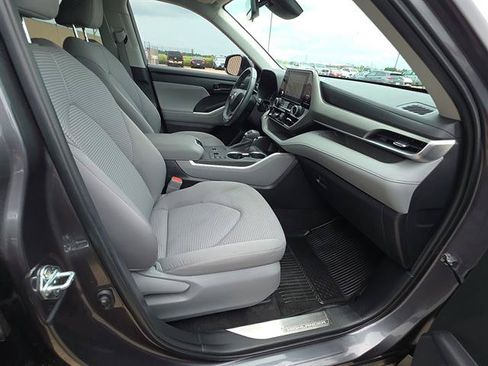 Used 2023 Toyota Highlander LE FWD image 17