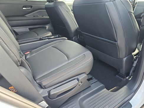 New 2026 Nissan Pathfinder Platinum FWD image 14