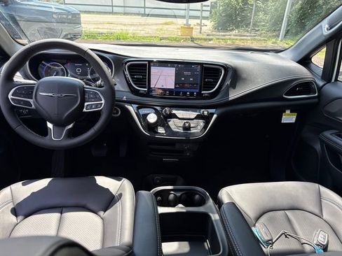 New 2026 Chrysler Pacifica Select image 2