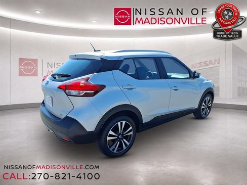 Used 2019 Nissan Kicks SV FWD image 2