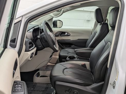 Used 2024 Chrysler Pacifica Touring-L FWD image 32
