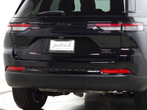 Used 2023 Jeep Grand Cherokee Limited w/ Luxury Tech Group II AWD/4WD image 11