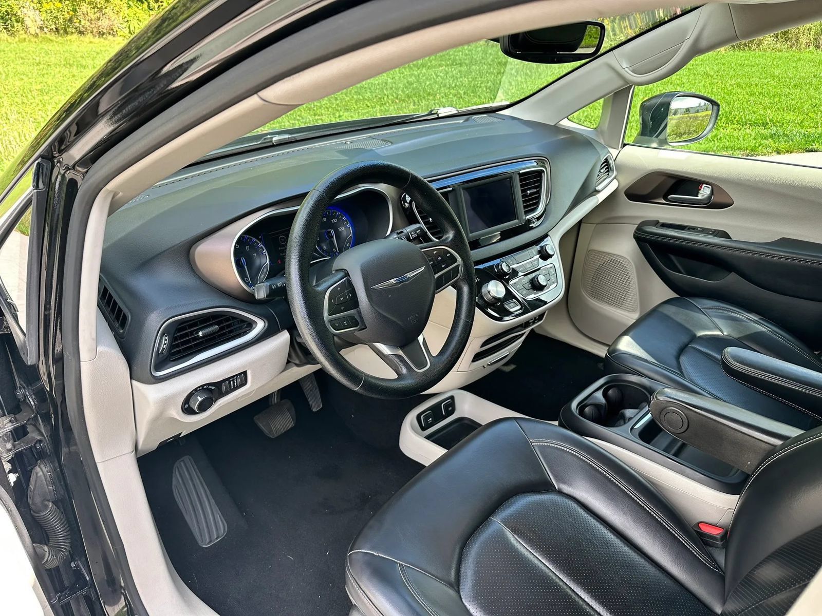 Used 2020 Chrysler Voyager Lxi FWD image 10