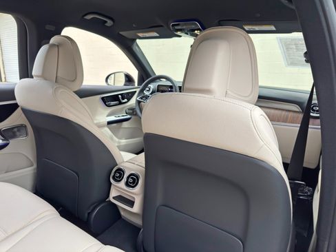 Used 2025 Mercedes-Benz GLC 350e 4MATIC image 40