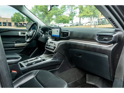 Used 2024 Ford Explorer XLT w/ Equipment Group 202A RWD image 18